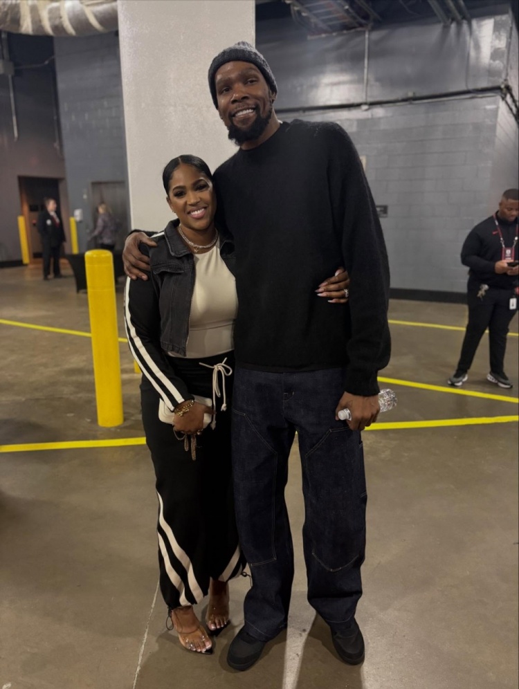 开云体育-帕金斯晒照：好久没见到杜兰特了 但我的妻儿去看了场他的比赛