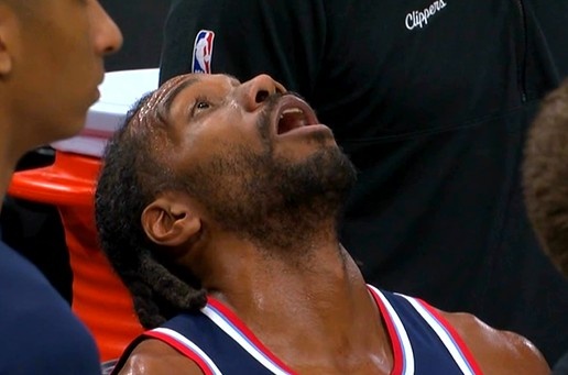 开云体育官网-单核累坏了！小卡被打到眼睛 坐在替补席看球馆上方大屏幕回放