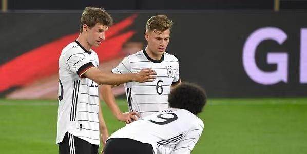 开云体育官网-勒夫力挺克罗斯：他是榜样！是最不可或缺之人！