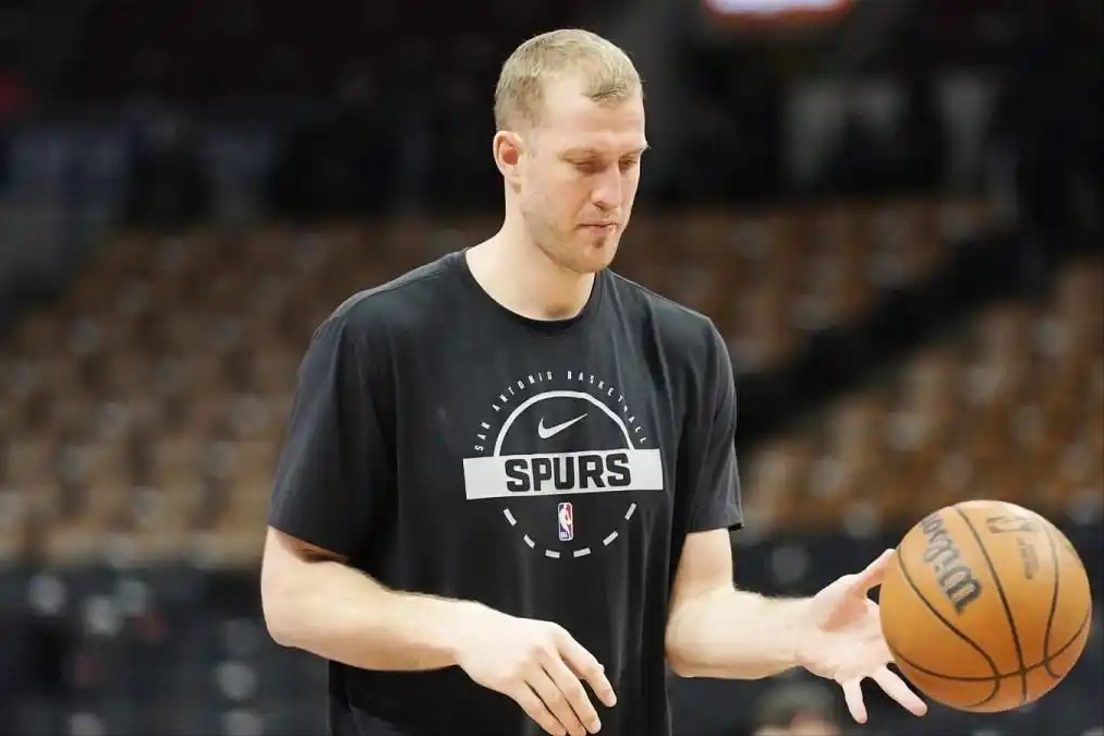 开云体育官网-一夜官宣3签1裁：马刺签约21篮板9助攻妖塔，25+10控卫签约步行者